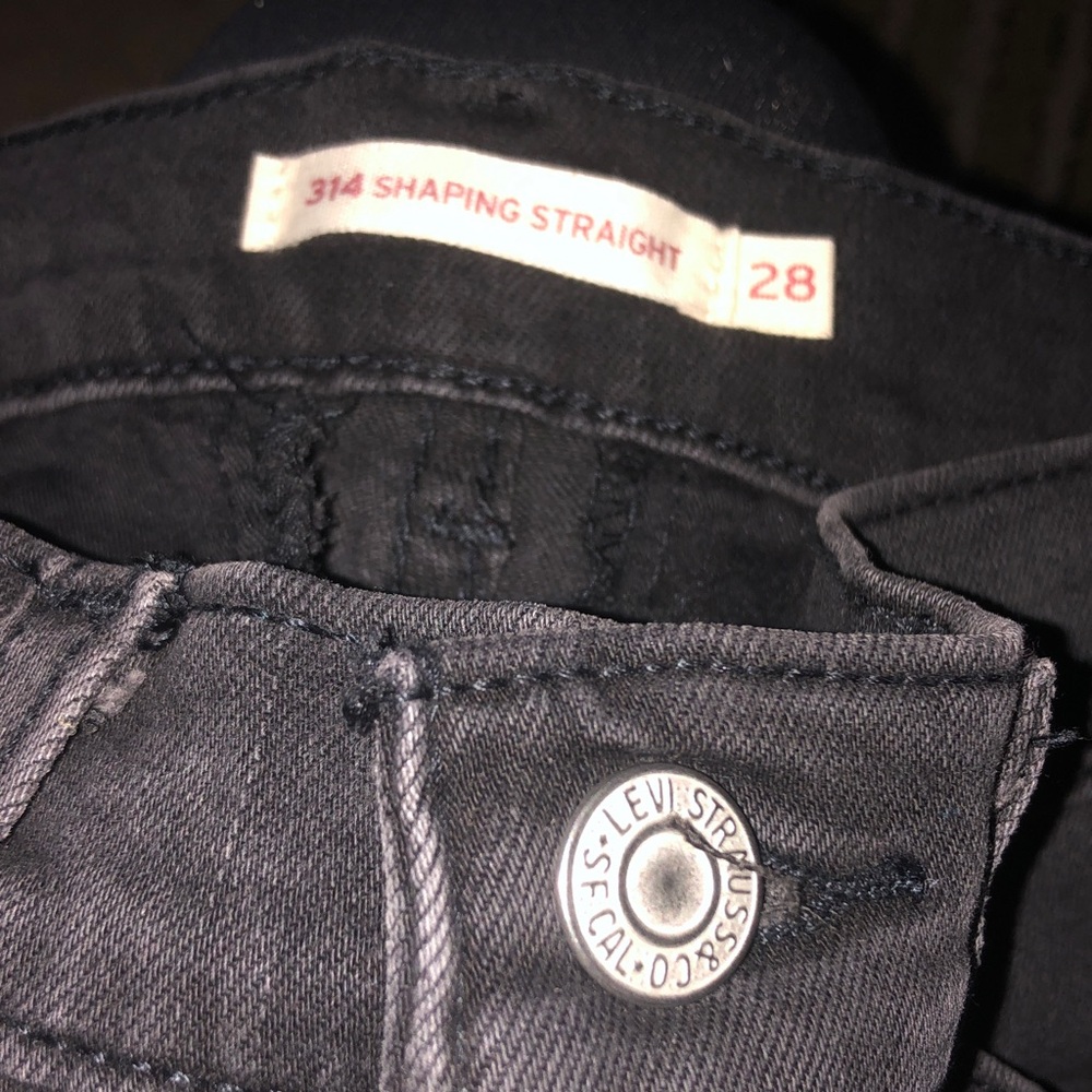 NWOT Levi’s (28x32) 314 shaping straight denim  with slit